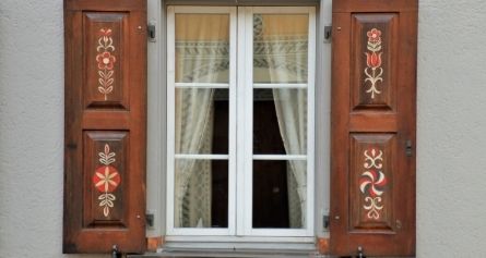 Fensterläden aus Holz - Sonnenschutz Labatzki Köln